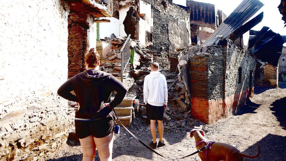 Vor allem Häuser am Rande von Dörfern und Städten wurden durch die verheerenden Waldbrände in Spanien in Mitleidenschaft gezogen oder brannten ganz ab. Foto: Gustavo De La Paz/EUROPA PRESS/dpa
