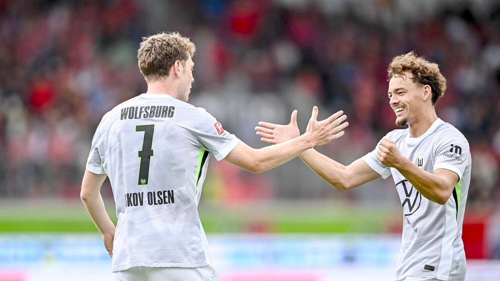 Brachte den VfL in Führung: Der Däne Andreas Skov Olsen (l.). Foto: Harry Langer/dpa
