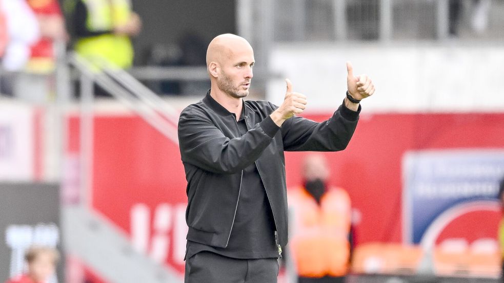 Bundesliga-Debüt geglückt: Wolfsburgs neuer Trainer Paul Simonis. Foto: Harry Langer/dpa