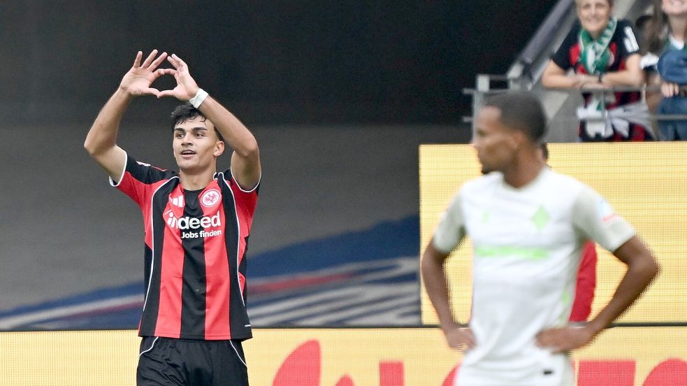Can Uzun sorgte mit einem Traumtreffer für die Führung von Eintracht Frankfurt gegen Werder Bremen. Foto: Arne Dedert/dpa