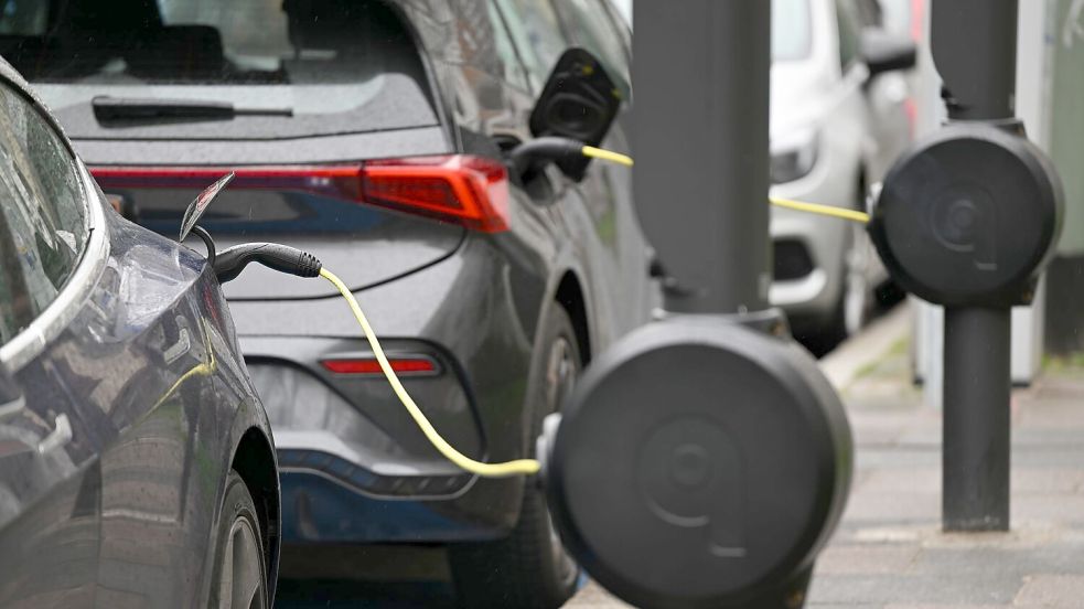 Menschen ohne E-Auto schätzen deren Nachteile als gravierender ein. (Symbolbild) Foto: Arne Dedert/dpa