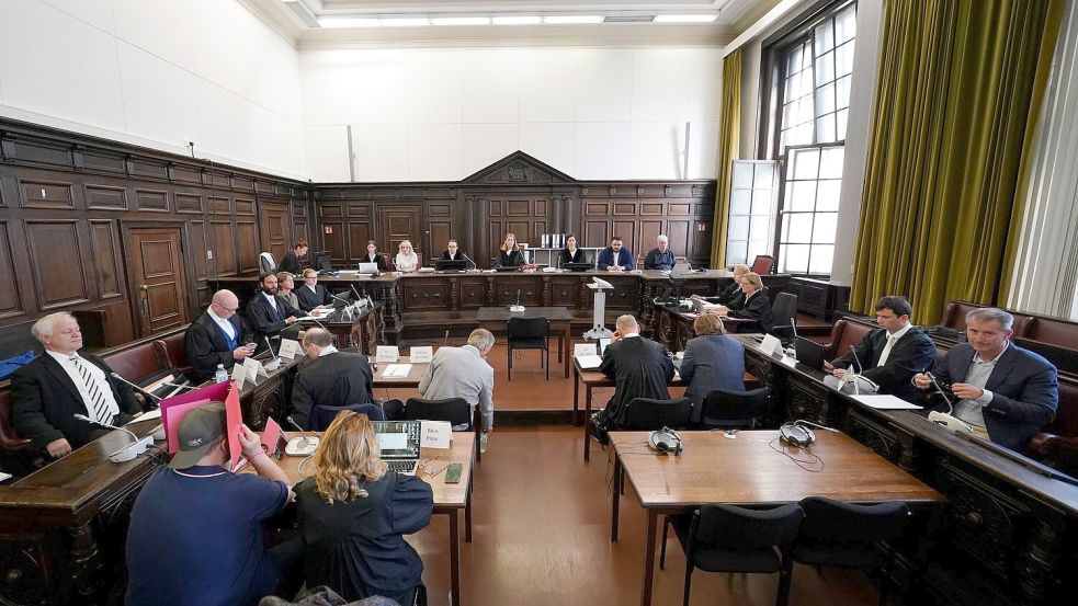 Alle Prozessbeteiligten - Gericht, Staatsanwaltschaft, Verteidiger und Nebenklage - haben das Recht, die Angeklagten zu befragen. (Archivbild) Foto: Marcus Brandt/dpa-Pool/dpa