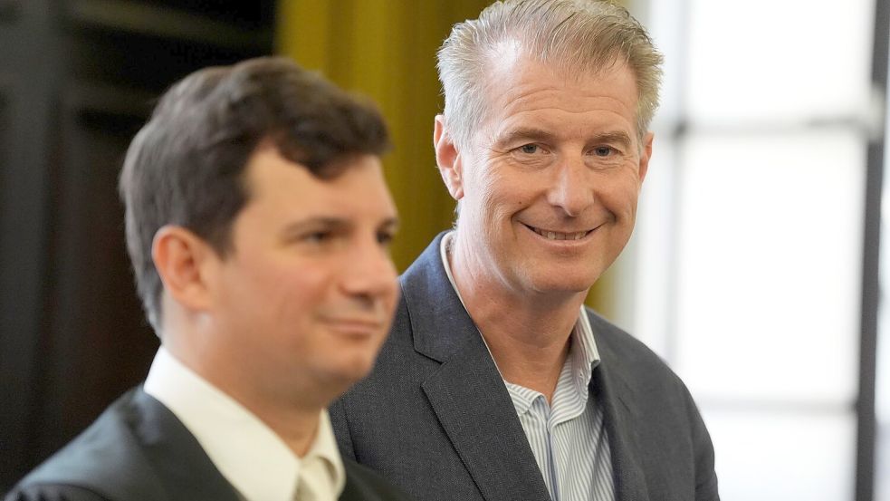 Philip von der Meden (links), Anwalt von Christina Blocks Ex-Mann Stephan Hensel (rechts), thematisiert im Prozess um die Entführung der Kinder den Sorgerechtsstreit. (Archivbild) Foto: Marcus Brandt/dpa-Pool/dpa