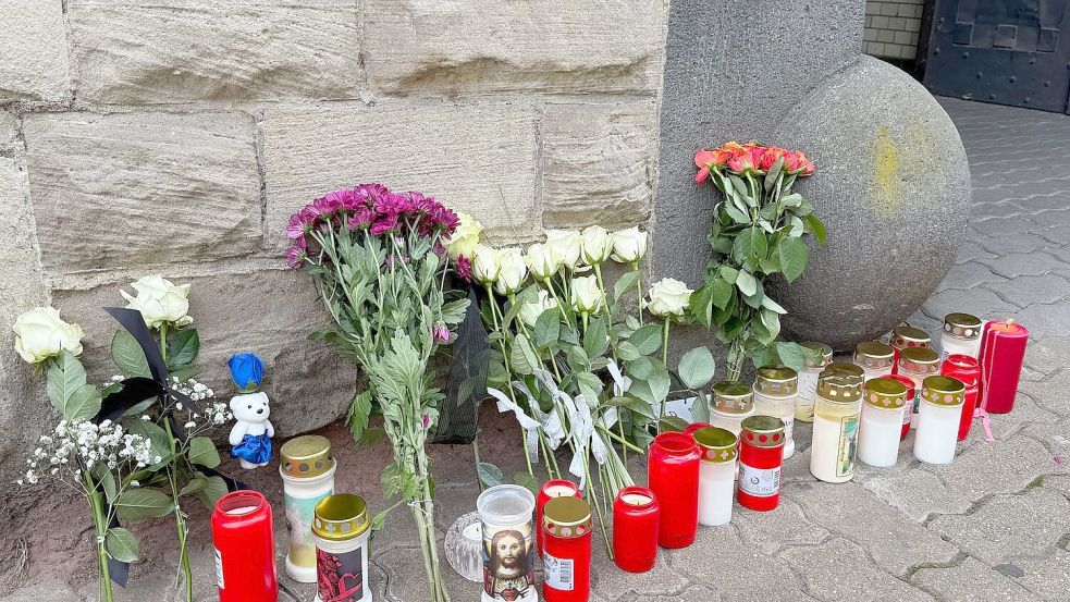 Nach der Tat wurden Blumen und Kerzen vor der Polizeiinspektion Völklingen abgelegt. (Archivbild) Foto: Christian Schultz/dpa
