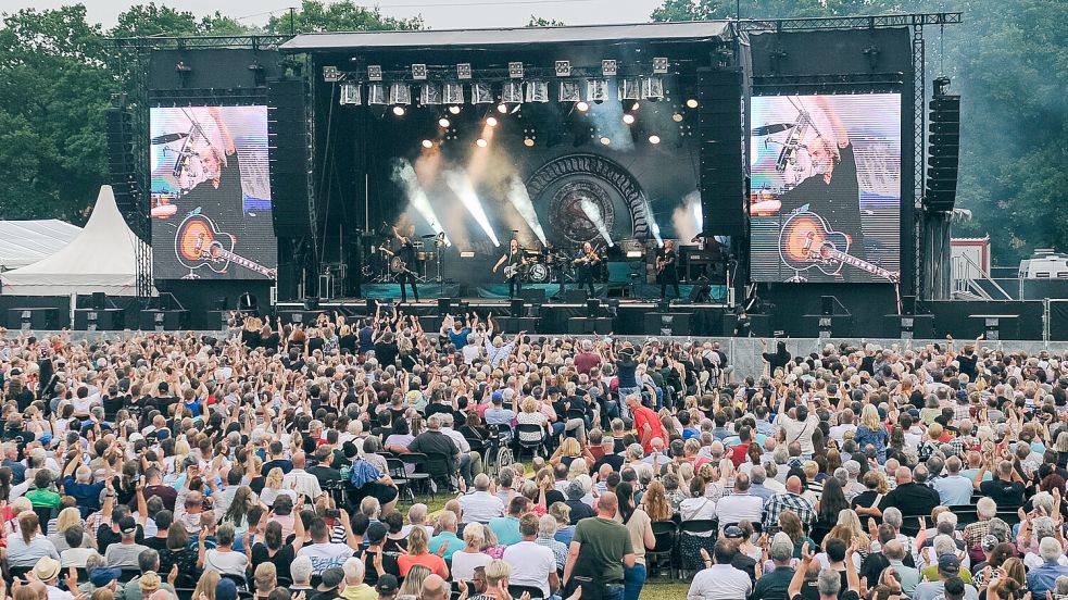 Großer Aufbau für ein großes Konzert: Die Shantyrocker von Santiano haben sich bei den Juni-Open-Airs als die Publikumsmagneten entpuppt. Zum Open-Air-Finale Ende August wird der Bühnenaufbau in Tannenhausen für Wincent Weiss und Aurich Olé noch einmal größer. Links und rechts der Bühne wird es auch wieder die riesigen Video-Leinwände geben. Foto: Stephan Friedrichs