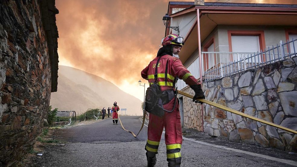 Während sich die Lage bei den Waldbränden in Spanien insgesamt leicht zu entspannen beginnt, wüten vor allem in Kastilien und León sowie in Galicien noch immer gefährliche Feuer. Foto: Xuan Cueto/EUROPA PRESS/dpa
