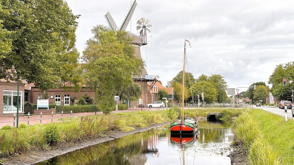 Die historische Tjalk „Frauke“ liegt deutlich tiefer und mittig im Großefehnkanal – denn es fehlt das Wasser unter dem Kiel. Foto: Nicole Böning