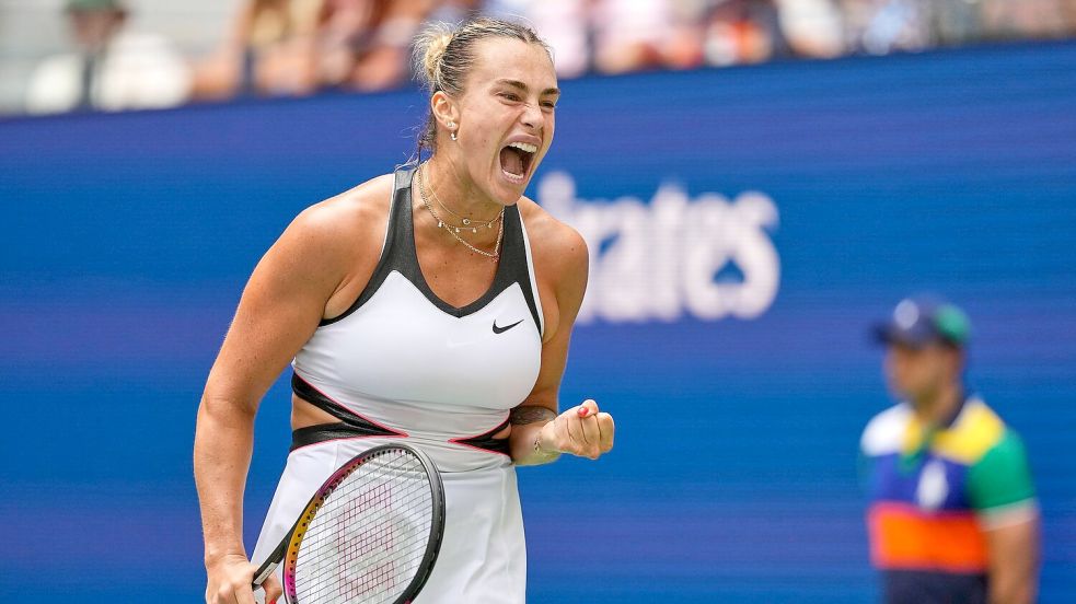 Aryna Sabalenka schaffte nach Problemen im ersten Satz am Ende souverän den Zweitrunden-Einzug. Foto: Kirsty Wigglesworth/AP/dpa