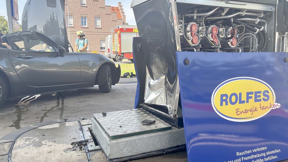 Der Wagen und die Zapfsäule wurden bei dem Unfall beschädigt. Foto: Lars Löschen/Archiv