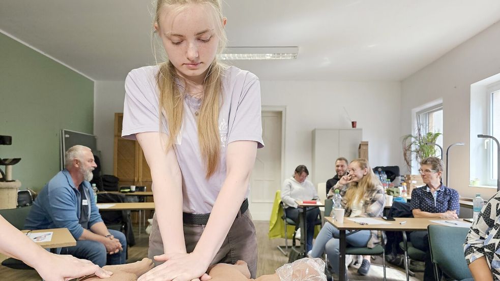 Die Herz-Druck-Massage kann im Erste-Hilfe-Kurs an einem Dummyhund geübt werden. Foto: Mike Müller/dpa