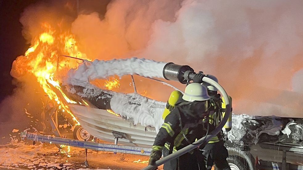 Bei einem Feuer sind in der Nacht in Norden ein Boot samt Anhänger sowie ein Kofferanhänger zerstört worden. Foto: Feuerwehr Norden