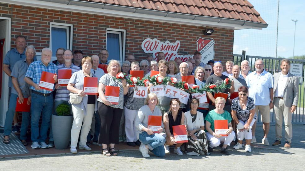 Die beim Elführtje der FT Groß-Midlum Geehrten freuten sich über Urkunden und Anstecknadeln. Foto: privat