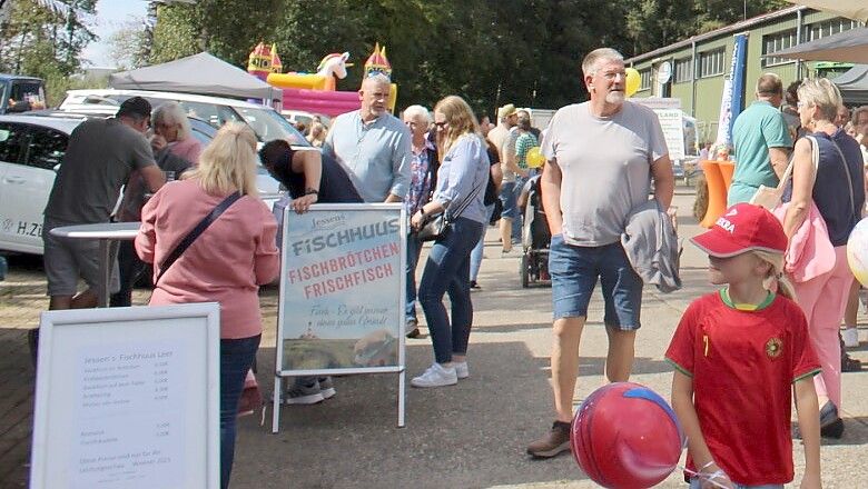 Auf dem Außengelände gibt es unter anderem eine Hüpfburg für Kinder (im Hintergrund). Autohändler nutzen die Fläche zudem für die Präsentation von Fahrzeugen. Foto: privat