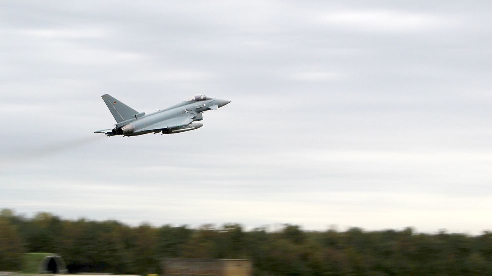 Ein Eurofighter startet vom Flugplatz Wittmundhafen. Foto: Imke Oltmanns/Archiv