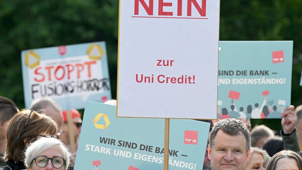 Beschäftigte nutzten die Commerzbank-Hauptversammlung 2025 zum Protest gegen eine mögliche Übernahme. (Archivbild) Foto: Arne Dedert/dpa