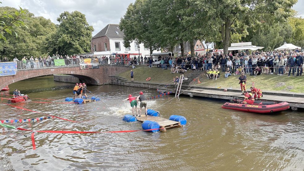 Und klatsch: Das rechte Team musste baden gehen. Viele Schaulustige schauten dem Spektakel zu. Foto: Hannah Weiden