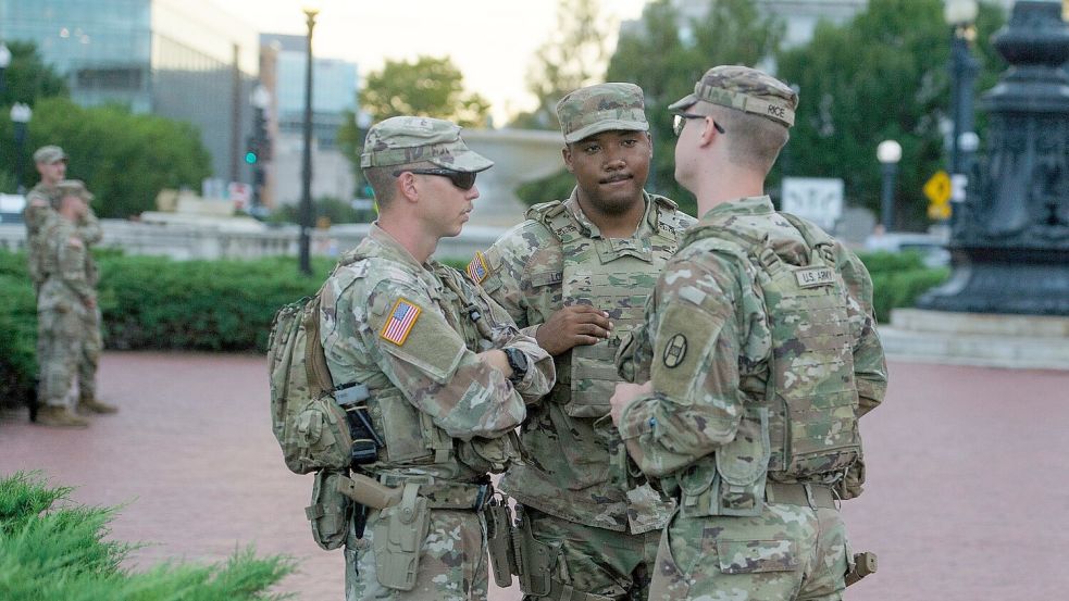 Nationalgardisten tragen nun auch Waffen in Washington. Foto: Rod Lamkey/AP/dpa