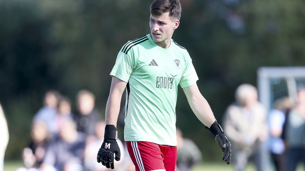 Christoph Buse wurde Sonntag vom Feldspieler zum Torwart. Foto: Jens Doden/Emden