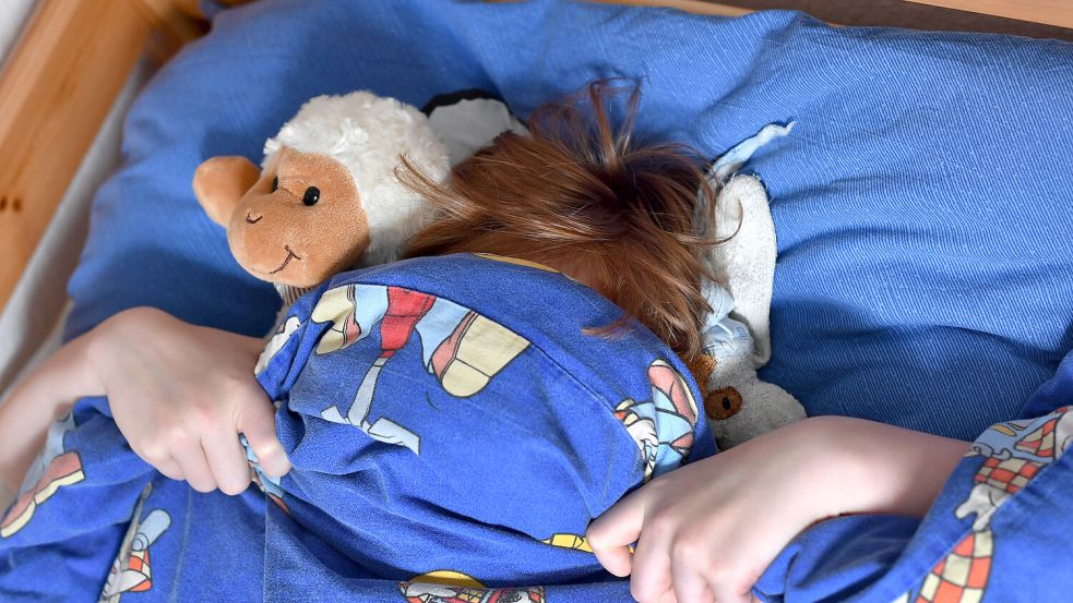 Wenn Kinder abends nicht einschlafen können, hat das meist einen einfachen Grund: Das Schlafbedürfnis des Kindes passt nicht zu den Erwartungen der Eltern. Foto: dpa/Jens Kalaene