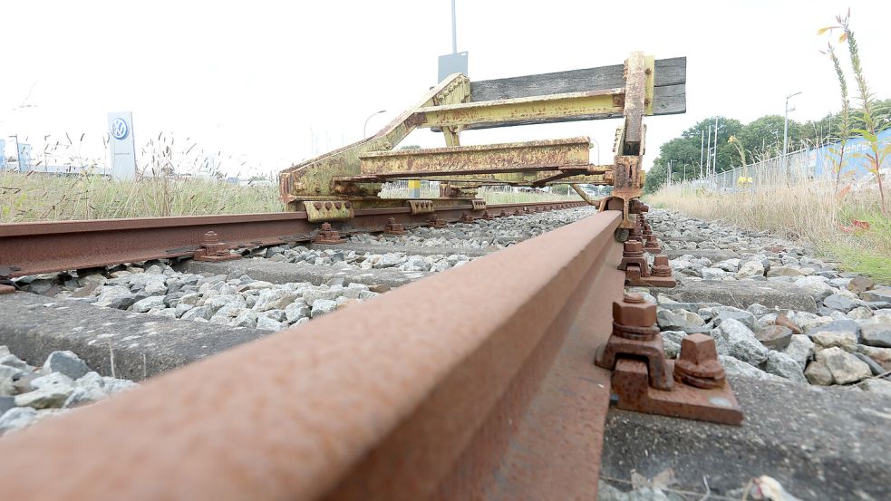 Auf der Bahnstrecke Aurich-Abelitz fahren derzeit nur einige wenige Güterzüge. Foto: Romuald Banik