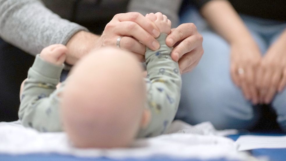 Eine RSV-Infektion ist bei Säuglingen und Kindern in Deutschland die häufigste Ursache von Erkrankungen der unteren Atemwege. (Symbolbild) Foto: Marijan Murat/dpa