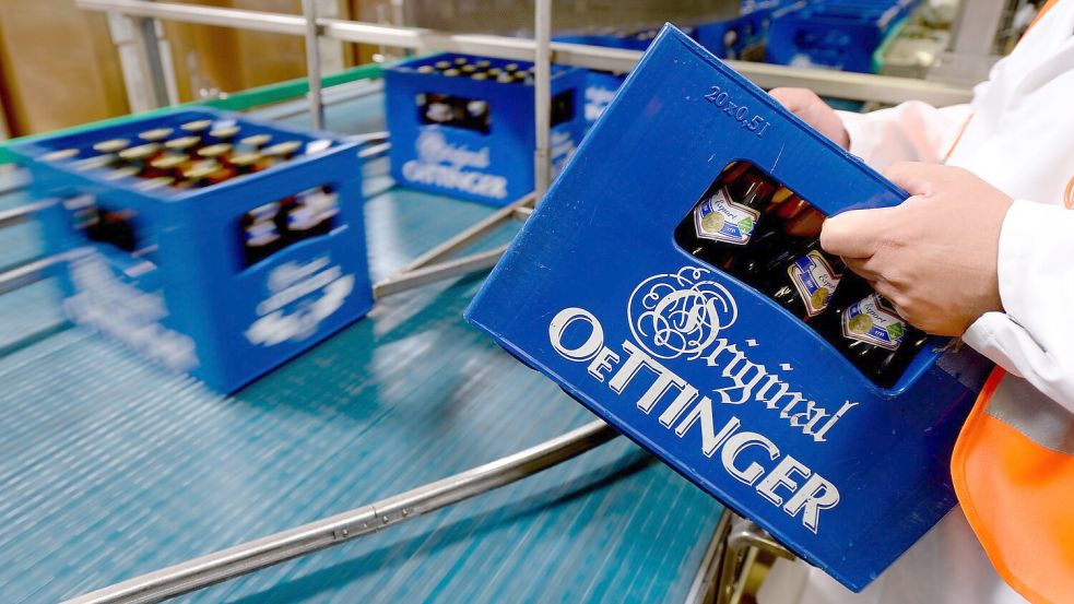 Produktion in der Oettinger Brauerei in Braunschweig. Derzeit ruht die Produktion wegen eines Warnstreiks. (Archivbild) Foto: Peter Steffen/dpa