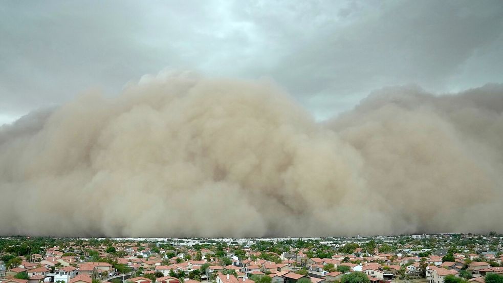 Ein gigantischer Staubsturm legte sich über den Großraum Phoenix. Foto: Ross D. Franklin/AP/dpa