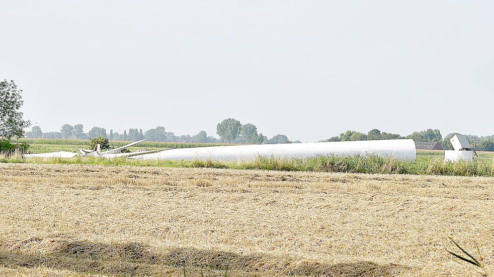 Eine Windkraftanlage liegt am Boden, nachdem sie am Samstag, 9. August 2025, mit Treckern und Seilen „umgerissen“ wurde. Foto: Heinz Wagenaar
