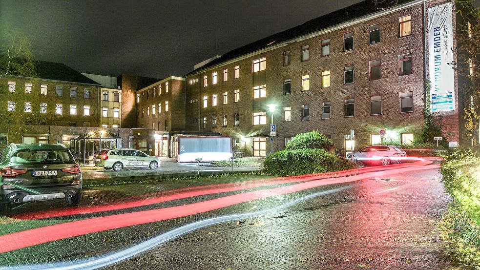 Das Emder Krankenhaus. Geschäftsführer Dirk Balster hatte in den Kliniken Emden, Aurich und Norden einen Verkaufs-Stopp für Lokalzeitungen verhängt. Foto: Klaus Ortgies/Archiv