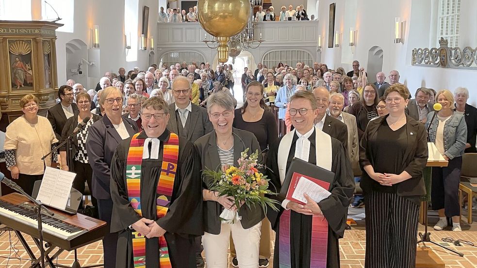 Die feierliche Verabschiedung im Gottesdienst genossen (vorne, von links) Andreas Jäckel, seine Frau Hanna Müller-Jäckel und Wolfgang Ritter. Dahinter steht der der Kirchenvorstand, Kollegen und Kolleginnen sowie die Gottesdienstbesucher in der Katharinengemeinde. Foto: privat