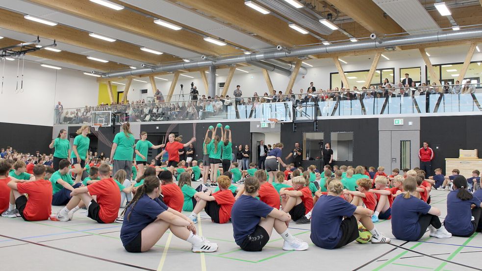 Schüler des Internatsgymnasiums Esens bei der Eröffnungsveranstaltung für die neue Turnhalle. Fotos: Imke Oltmanns