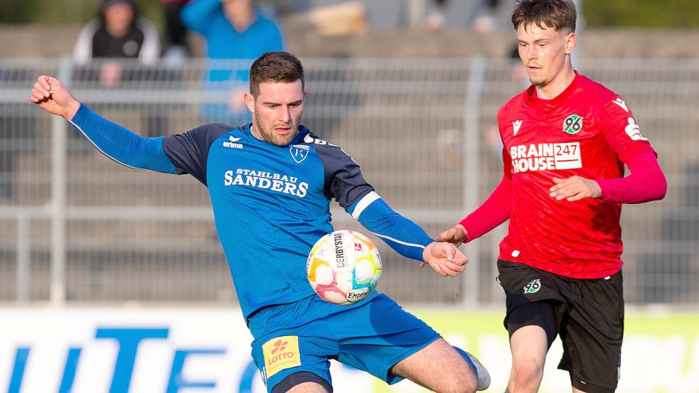 Letztmals trafen Kickers Emden (links Tido Steffens) und Hannover 96 II 2022/2023 aufeinander. Nick Stepantsev (rechts) trägt seit diesem Sommer das Emder Trikot. Archivfoto: Jens Doden/Emden