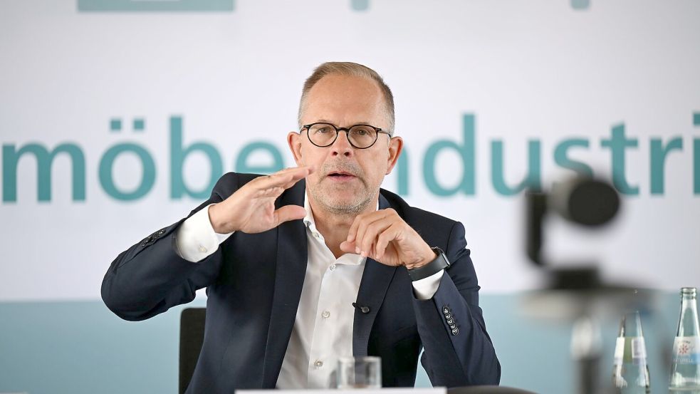 Möbelindustrie-Vertreter Jan Kurth stellte ernüchternde Zahlen vor. Künftig soll es aber bergauf gehen, so seine Hoffnung. Foto: Wolf von Dewitz/dpa