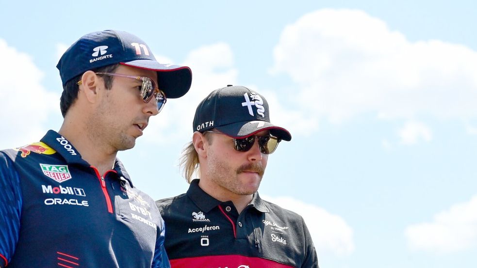 Fahren nächstes Jahr zusammen für Cadillac: Sergio Perez (l) und Valtteri Bottas (Archivbild) Foto: Denes Erdos/AP/dpa