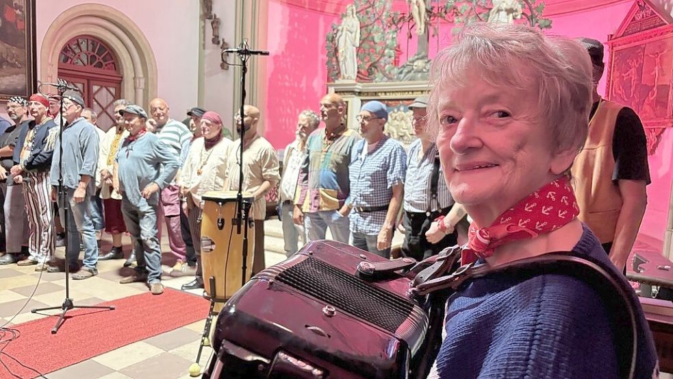 Elisabeth „Puppa“ Peters leitet den Shantychor „de Flinthörners“ seit 40 Jahren. Hier beim Konzert in der St.-Magnus-Kirche in Esens. Foto: Imke Oltmanns