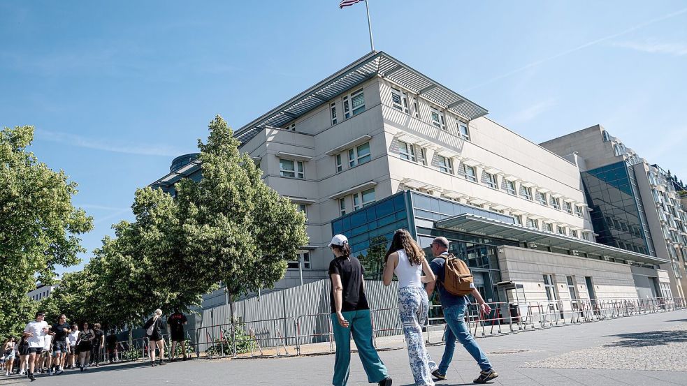 Die US-amerikanische Botschaft in Berlin lobt das mutige Eingreifen des 20 Jahre alten US-Bürgers. Laut Polizei soll er eingeschritten sein, als zwei Männer junge Frauen belästigten. Daraufhin wurde der 20-Jährige mit einem Messer angegriffen. (Archivbild) Foto: Fabian Sommer/dpa