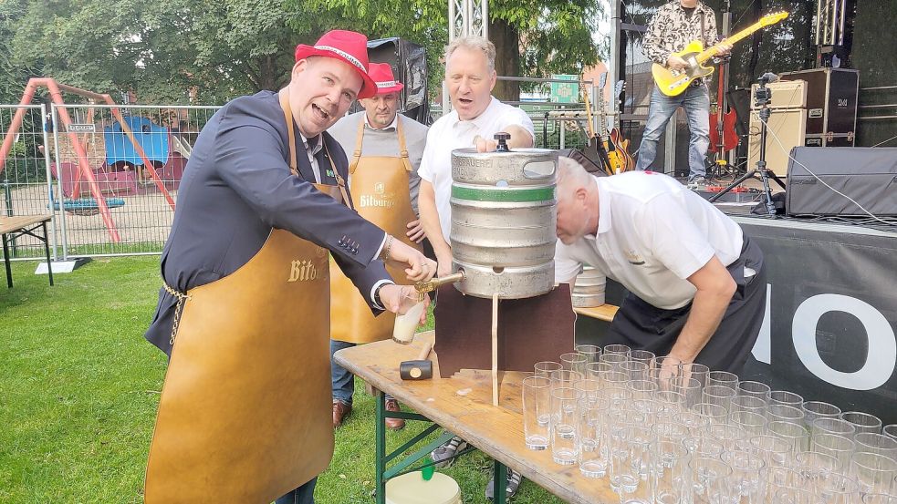 Erstmals durfte Bürgermeister Florian Eiben auf eigenen Wunsch im vergangenen Jahr im KVHS-Garten ein Bierfass zum Start des Sommerfestes anstechen. In diesem Jahr wechselt er dafür auf den Torfmarkt. Foto: Rebecca Kresse