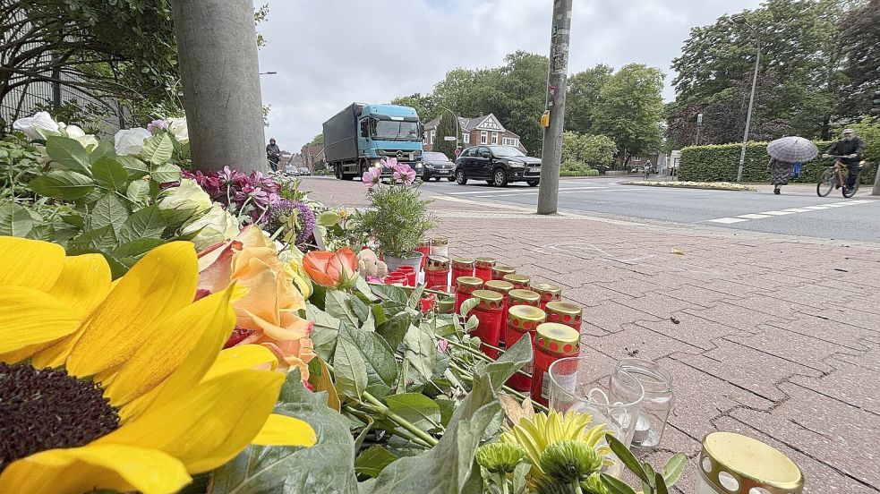 Seit dem Unfall Ende Mai wird an der Von-Jhering-Straße an den tödlich verletzten Schüler erinnert. Inzwischen sind die Sommerferien auch schon vorbei und der Schulalltag läuft wieder. Foto: Lasse Paulsen