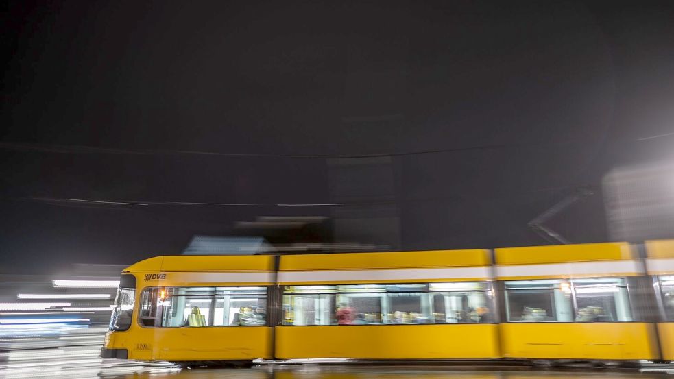 Im Fall der Messerattacke in einer Dresdner Straßenbahn befindet sich einer der beiden Tatverdächtigen in Untersuchungshaft (Symbolbild) Foto: Robert Michael/dpa