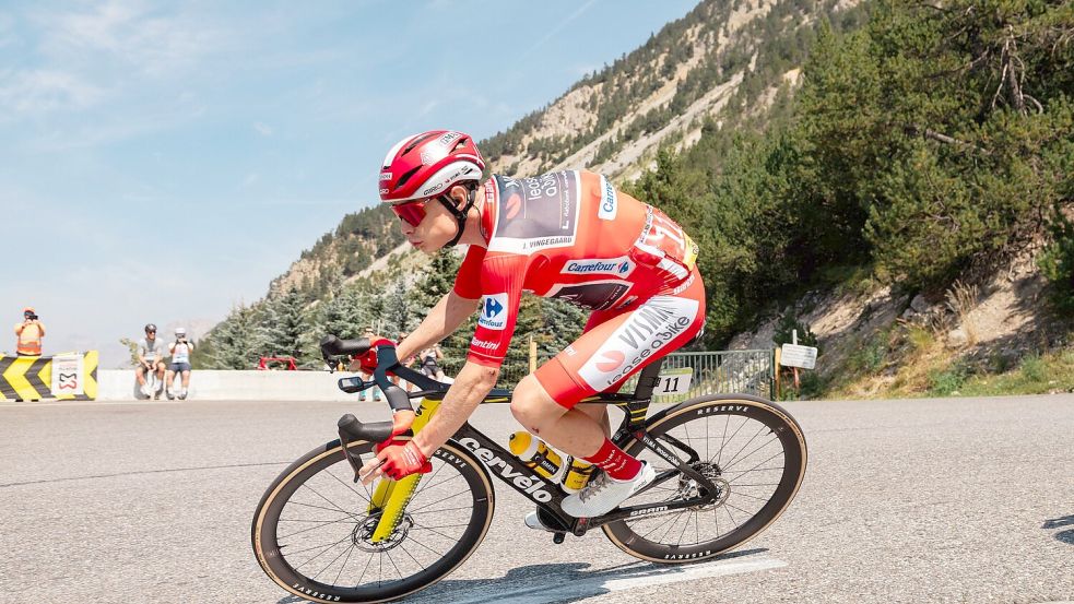 Der dänische Rad-Star Jonas Vingegaard im Roten Trikot des Gesamtführenden. Foto: Matteo Secci/ZUMA Press Wire/dpa