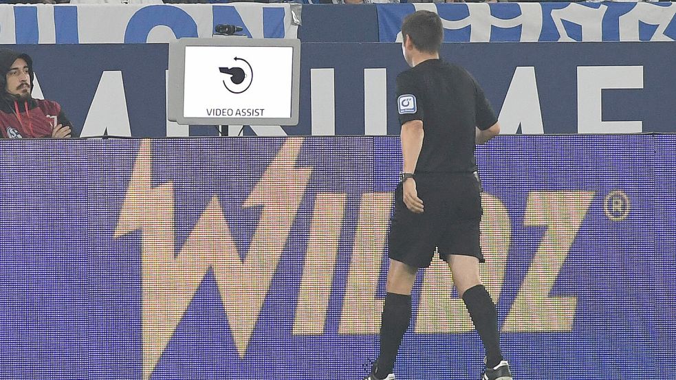 Einen Videobeweis wie in der Bundesliga gibt es in der B-Klasse natürlich nicht. Dennoch wurde ein Treffer in Bingum am Sonntag zurückgenommen. Symbolbild: Imago