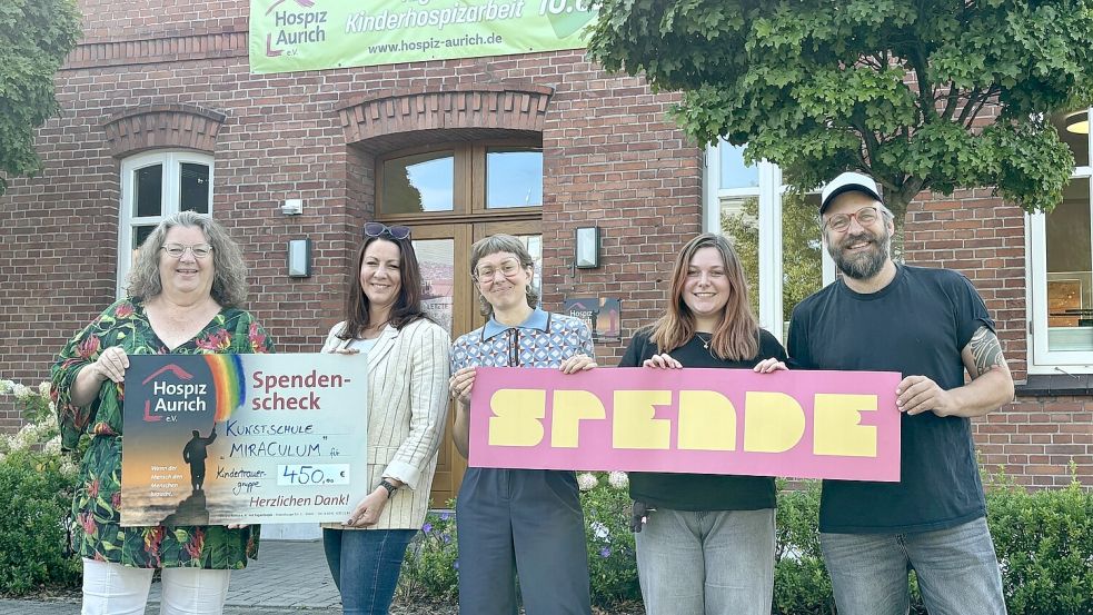 Spendenübergabe für den guten Zweck: Klaudia Christoffers und Britta Baumann (Hospiz Aurich), Finja Trebesch, Luca-Sophie Hinderer und Daniel Theilen (Kunstschule Aurich). Foto: Mieke Matthes