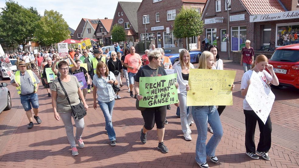 Die Teilnehmer des rund zwei Kilometer langen Protestmarsches liefen vom Marienhafer Marktplatz zum Grünen Weg und wieder zurück. Foto: Thomas Dirks