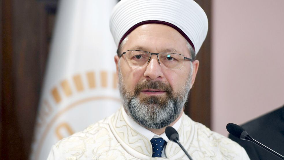 Ali Erbas, Präsident der türkischen Religionsbehörde Diyanet - deren Auslegung des Islam ist vielen Frauen zu restriktiv. (Archivbild) Foto: Uncredited/AP/dpa