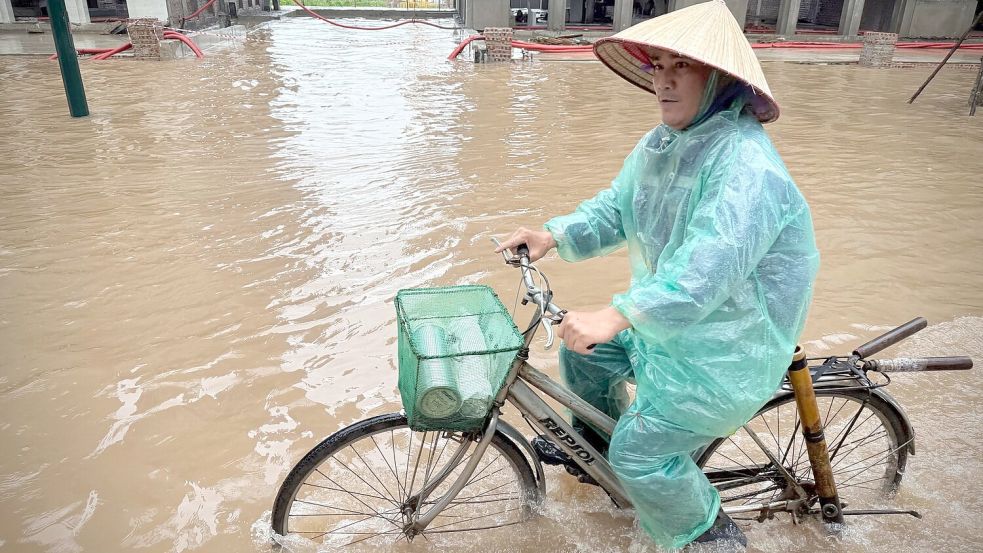 In Hanoi waren viele Straßen völlig überflutet. Foto: Hau Dinh/AP/dpa