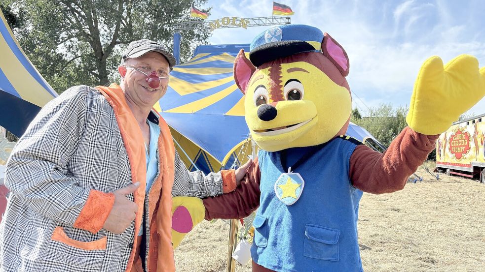 Marcel Lutzny ist seit 30 Jahren als Ostfriesen-Clown Beppo unterwegs. Im Kostüm steckt seine Schwester Daniela Trumpf. Foto: Jonas Bothe