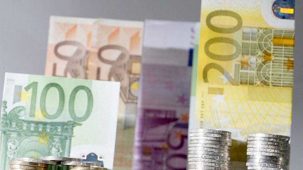 Die Stadt Aurich nimmt mehr Geld ein, als im Herbst 2024 erwartet. Ins Plus kommt sie damit aber immer noch nicht. Foto: Marc Müller/DPA