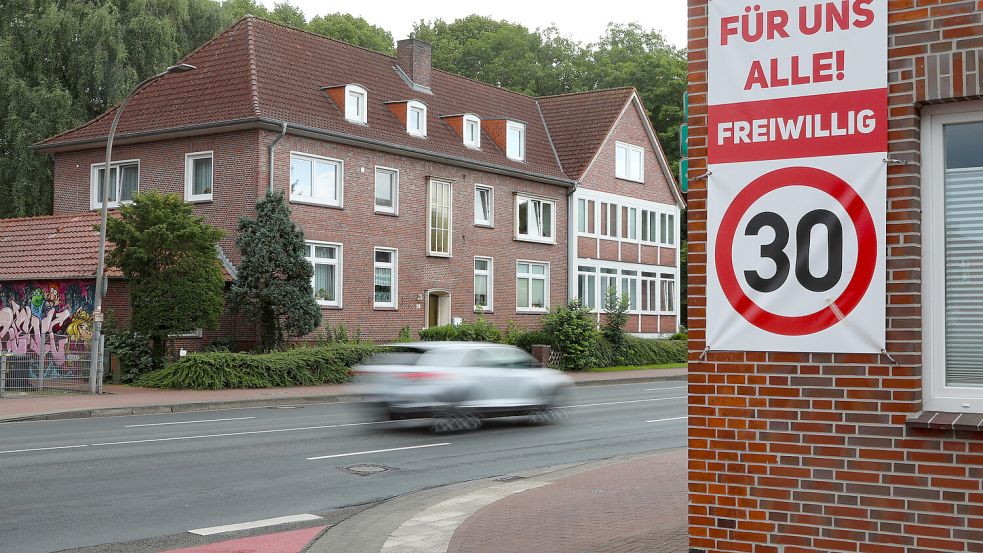 An der Von-Jhering-Straße werden die Verkehrsteilnehmer von privaten Bannern aufgefordert, freiwillig Tempo 30 zu fahren. Foto: Romuald Banik