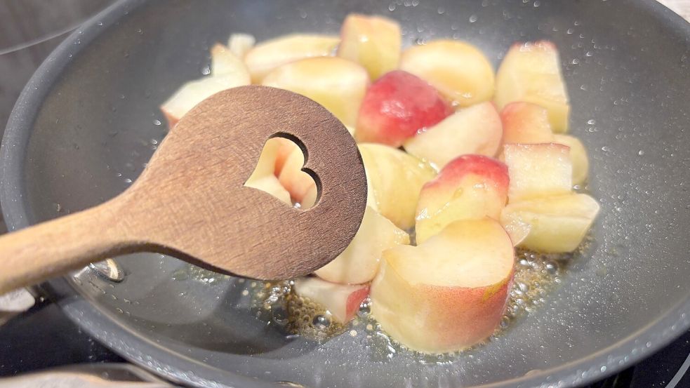 Pfirsich aus der Pfanne? Schmeckt super und ist Basis eines schnellen Sommergerichts. Foto: Carmen Leonhard