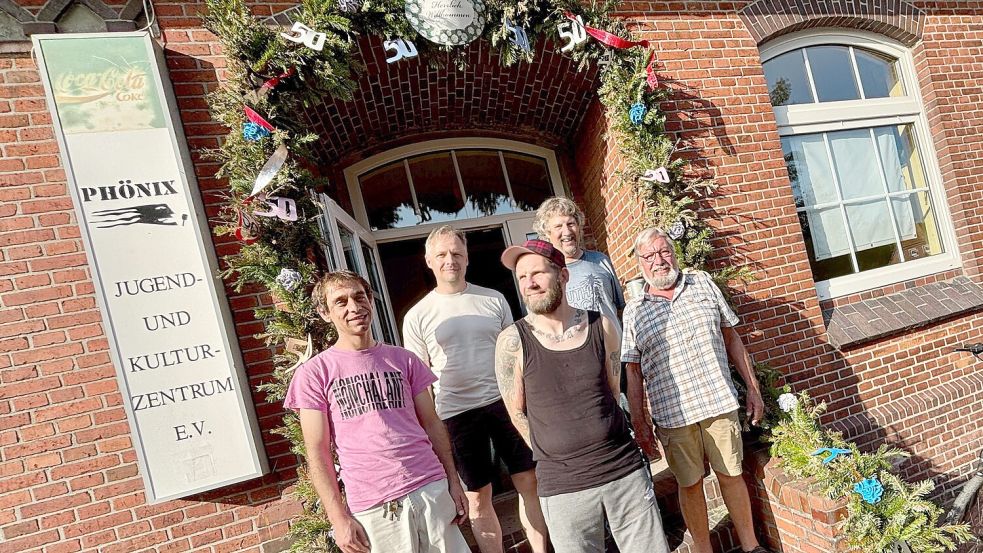 Seit 50 Jahren gibt es den Verein für das Jugend- und Kulturzentrum Phönix. Für Leiter Jörg Schwenson (von links), die Vorstandsmitglieder Andreas van Ohlen und Marcel Motsch und die Ehemaligen Fritz-Folkert Dirks und Oswald Janssen ein Anlass für einen Rückblick. Foto: Karin Lüppen